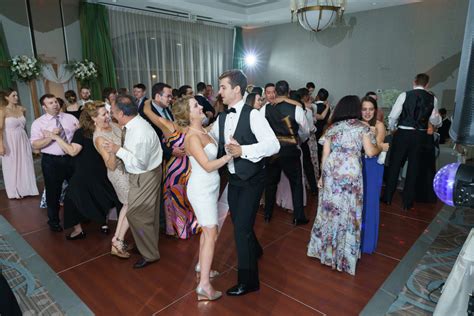 What Is an Anniversary Dance at a Wedding and Its Role in the Celebration